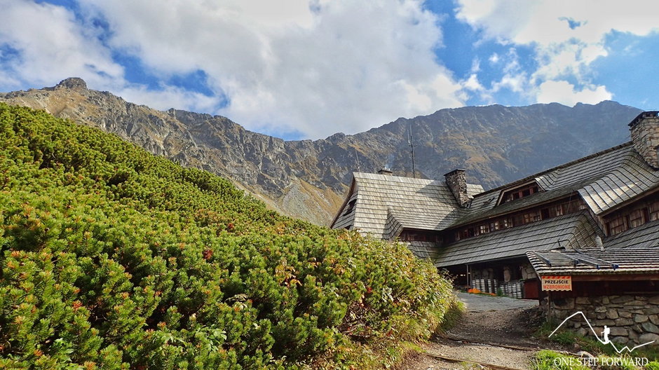 Zza budynku schroniska wyłania się Miedziane (2237 m n.p.m.)