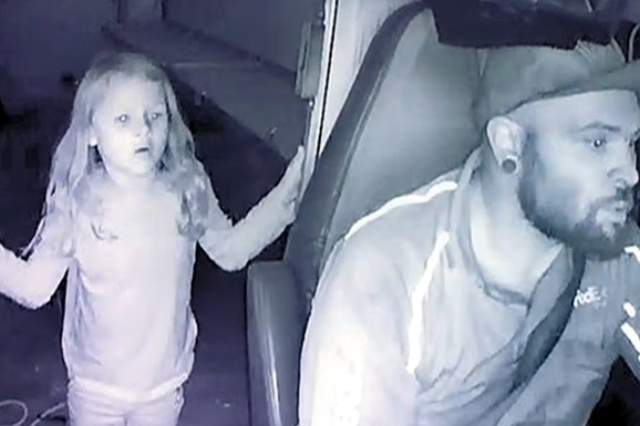 Zastrašujuća fotografija prikazuje devojčicu (7) dok je ubica VOZI U SMRT: Oteo ju je i ZADAVIO dok joj je dostavljao lutku Barbiku