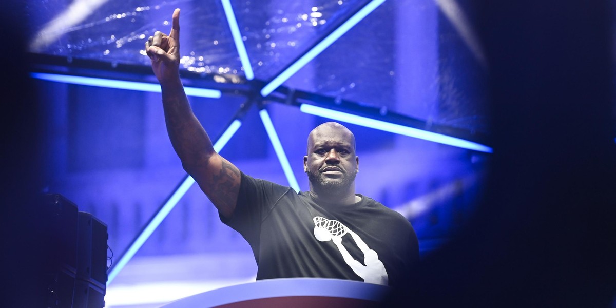 Shaquille O'Neal w roli DJ'a na imprezie w Warszawie.