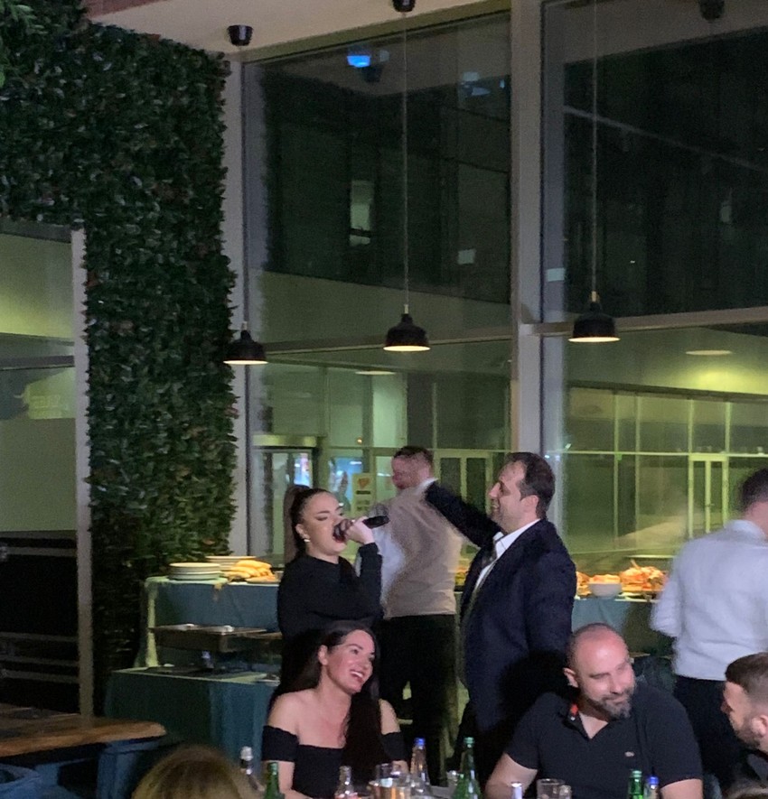 Pevaču supruga peva za rođendan