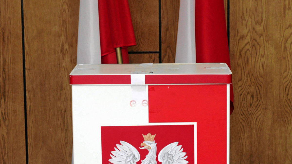 "Metro": W ostatnich wyborach samorządowych blisko 12 procent Polaków oddało nieważne głosy, często w proteście, bo nie ufali żadnemu z kandydatów. Może warto wprowadzić do kart głosowania opcję "żaden z powyższych"? - zastanawiają się eksperci, cytowani przez dziennik.