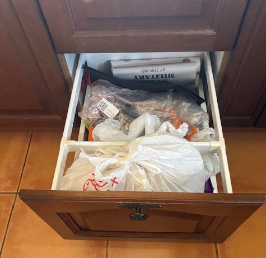 Triedenie plastov po mileniálsky: všetko pod drez.