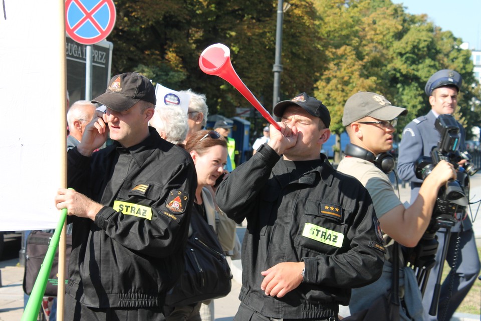 Protest związkowców przed parlamentem