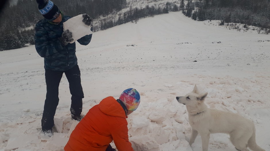 Żółty śnieg w Istebnej, woj. śląskie