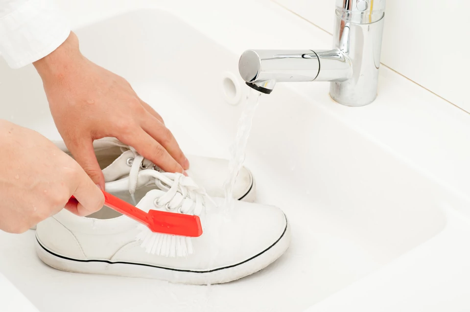 Jak pozbyć się zabrudzeń z białych butów i przywrócić im dawny blask i  kolor? 5 sprawdzonych sposobów - Moda