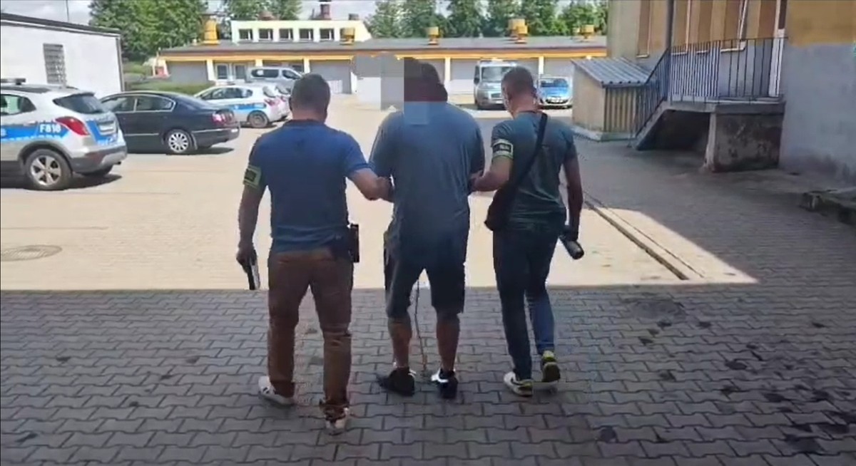 Makabra w Kutnie. Zabił mężczyznę, a potem załadował ciało na wózek i...