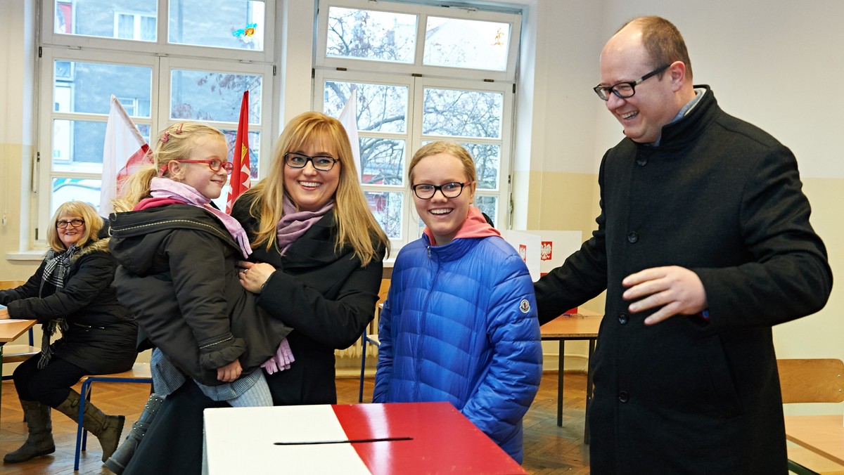 Urzędujący prezydent Paweł Adamowicz (PO) oraz poseł PiS Andrzej Jaworski walczyć będą w drugiej turze o fotel prezydenta Gdańska - podała Państwowa Komisja Wyborcza.