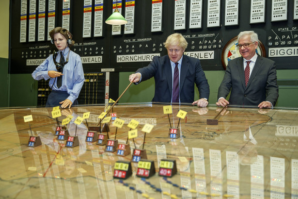 Ówczesny szef MSZ Jacek Czaputowicz i Boris Johnson w bunkrze w Uxbridge w 2018