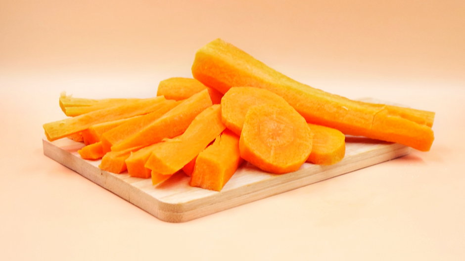Poznaj niespodziewane zalety marchewki jako codziennej przekąski, która jest nie tylko zdrowa, ale także łatwa do przygotowania i pełna smaku.