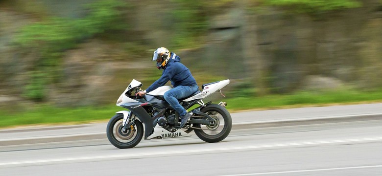 Mężczyzna pędził z dzieckiem na motocyklu ulicami Warszawy [WIDEO]