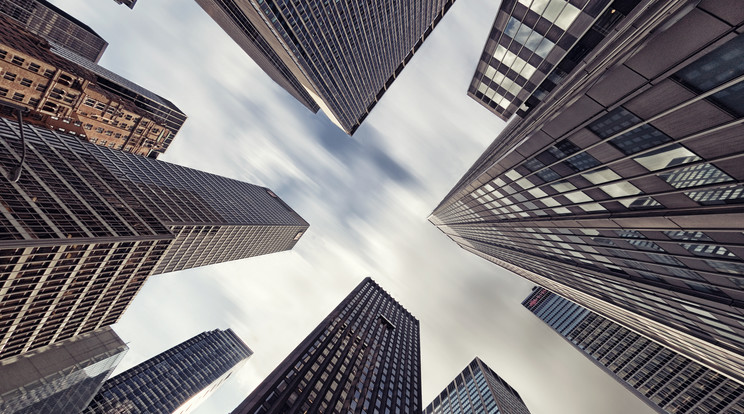 Nem kell félni a pénzesőtől. Manhattan City felhőkarcolói alulnézetben / Fotó: Getty Images