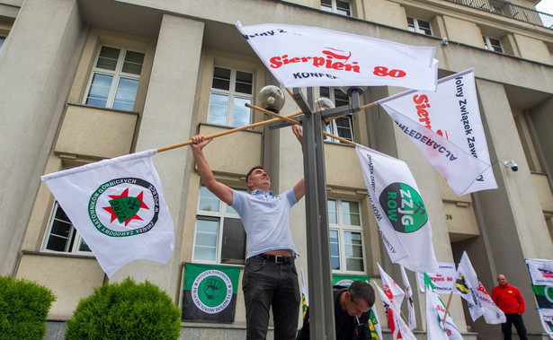 Flagi związkowe wywieszane przed siedzibą Polskiej Grupy Górniczej