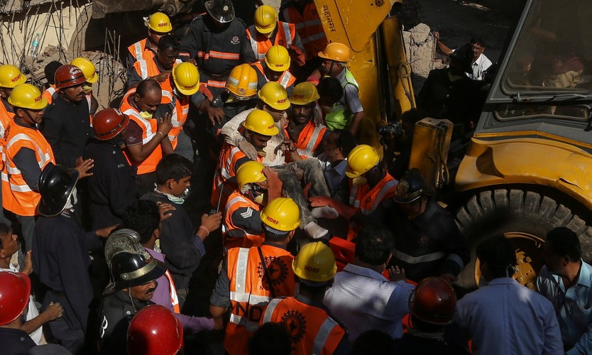 Zawalił się blok mieszkalny w Bombaju