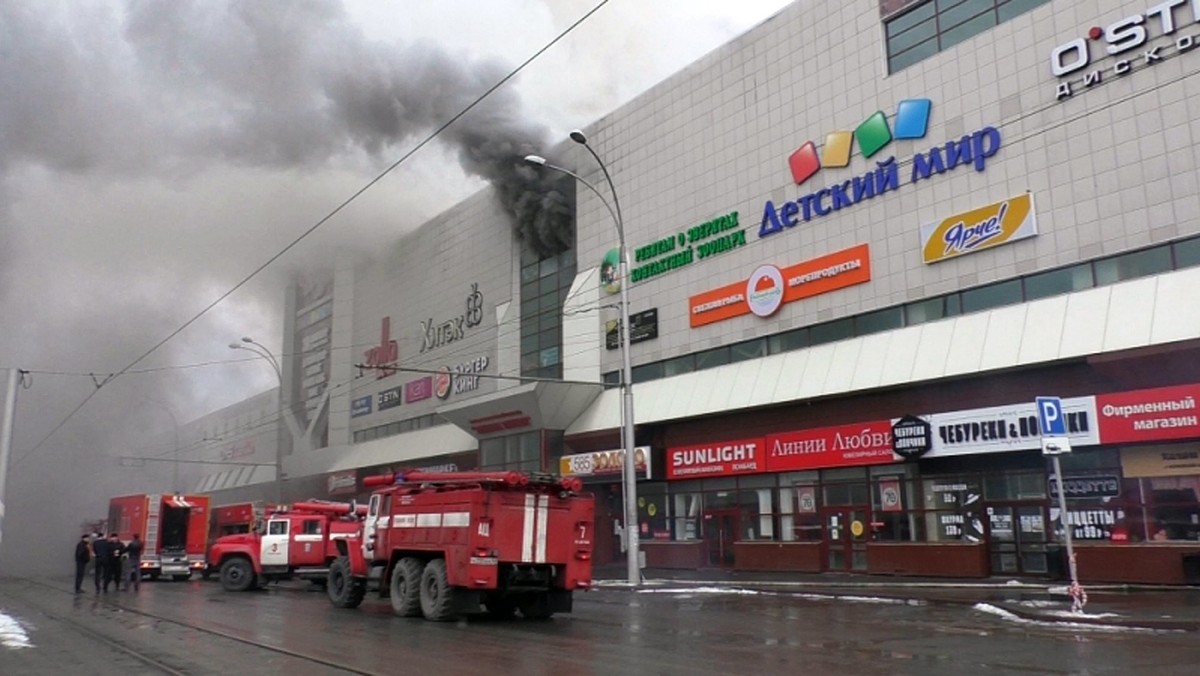 Siedem osób zginęło, a 32 zostały ranne w pożarze, który wybuchł w centrum handlowo-rozrywkowym w Kemerowie na Syberii Zachodniej w Rosji. Ponad 30 osób, w tym 16 dzieci, jest poszukiwanych. Służby zlokalizowały ognisko pożaru.