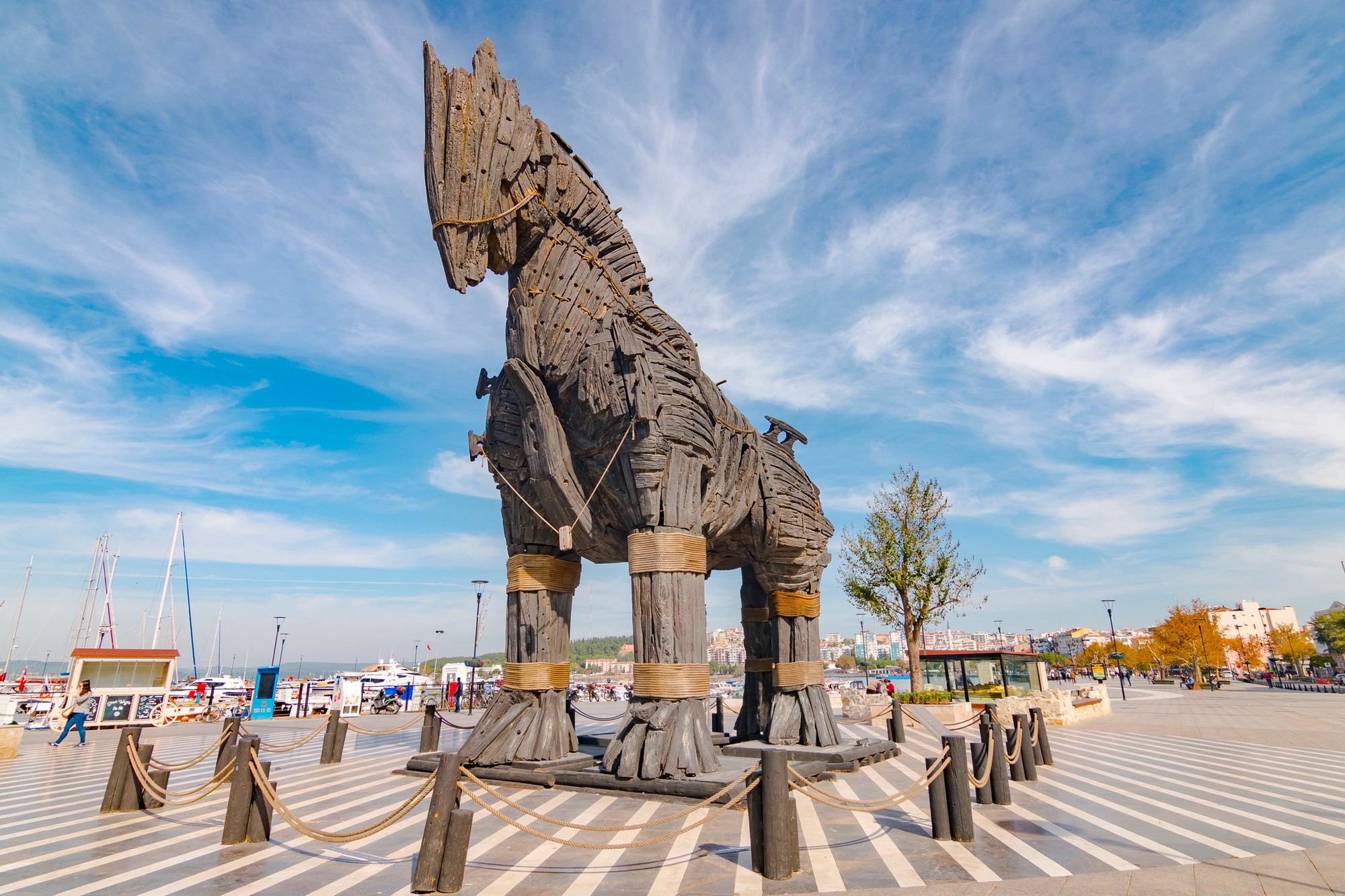 Čanakkale je populárnou turistickou destináciou, na území tejto provincii sa nachádzajú ruiny starovekého mesta Trója.