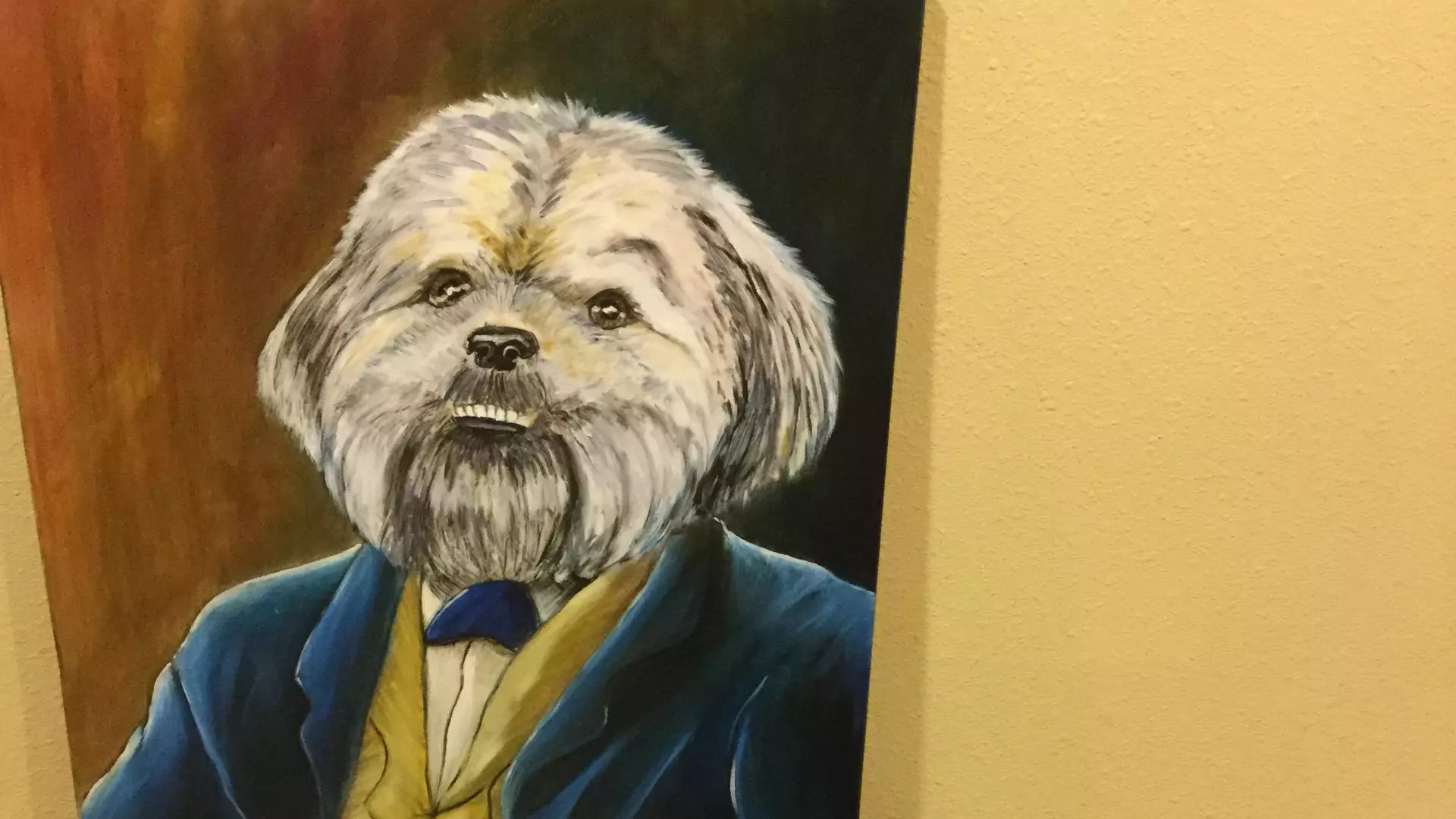 Pies otrzymuje wielki portret siebie jako arystokraty. Nie może przestać się uśmiechać