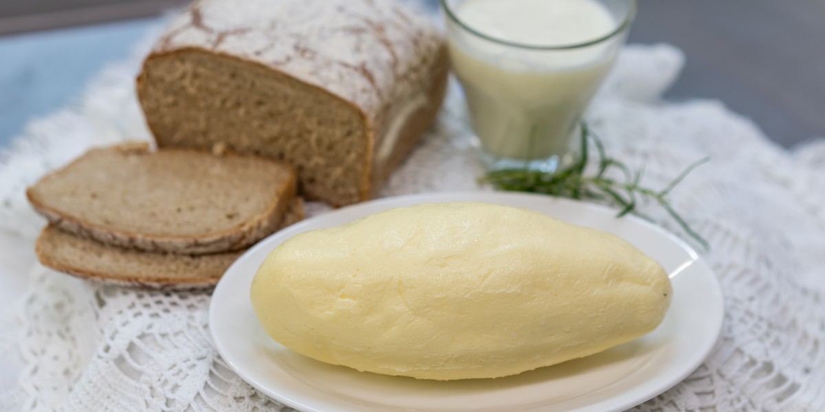 Domowe masło, zdrowa maślanka i razowy chleb. To propozycja "Gastronomika" z Łodzi.