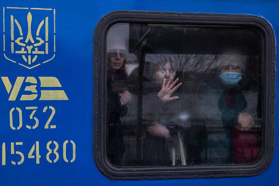 Kobiety wyglądają z wnętrza pociągu ewakuacyjnego do Kijowa, na stacji kolejowej w Irpieniu, do którego zbliżały się rosyjskie wojska. 4.03.2022 r.