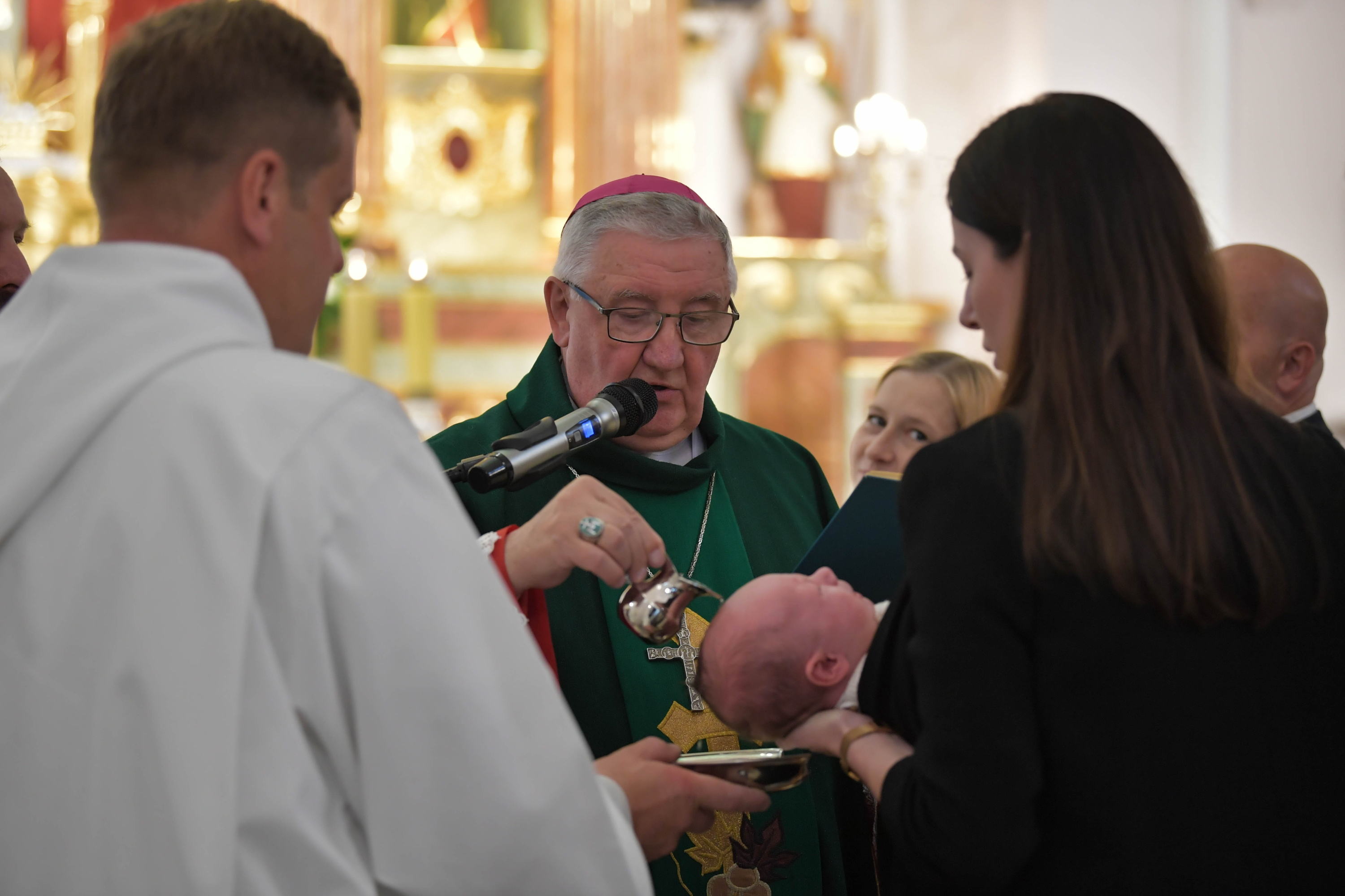 Kościół pozwala chrzcić dzieci z in vitro mimo potępienia metody