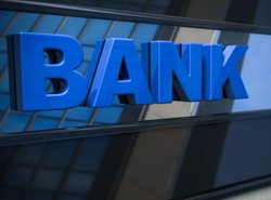 Znany showman w reklamach polskiego banku