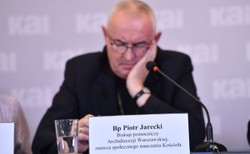 Osoby LGBT zaangażują się w synod? Bp Jarecki: Nie wykluczymy ich