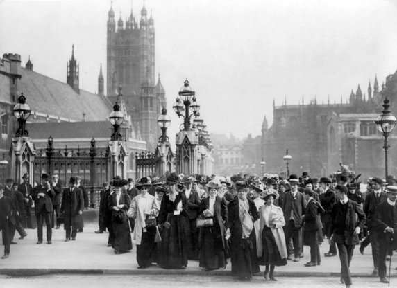 Grupa sufrażystek przed Parlamentem w Londynie. Zdjęcie z ok. 1910 r.