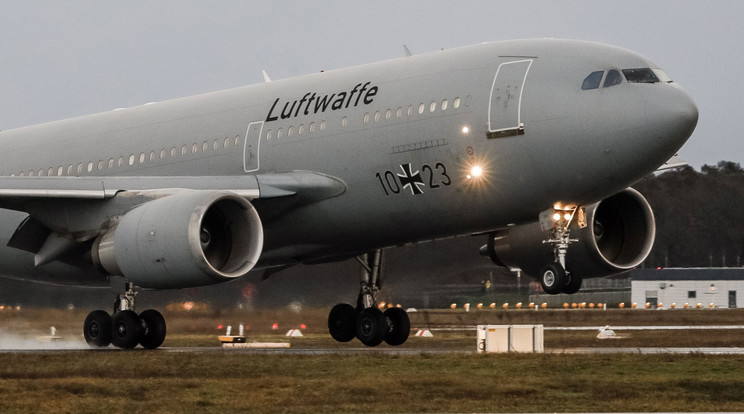 A német légierő A310-es repülőgépe mintegy 140 Kínából kimenekített német állampolgárral a fedélzetén leszáll a frankfurti repülőtérre 2020. február 1-jén. Az embereket az orvosi vizsgálat után két hétre karanténba zárják / Fotó: MTI/EPA/Felipe Trueba