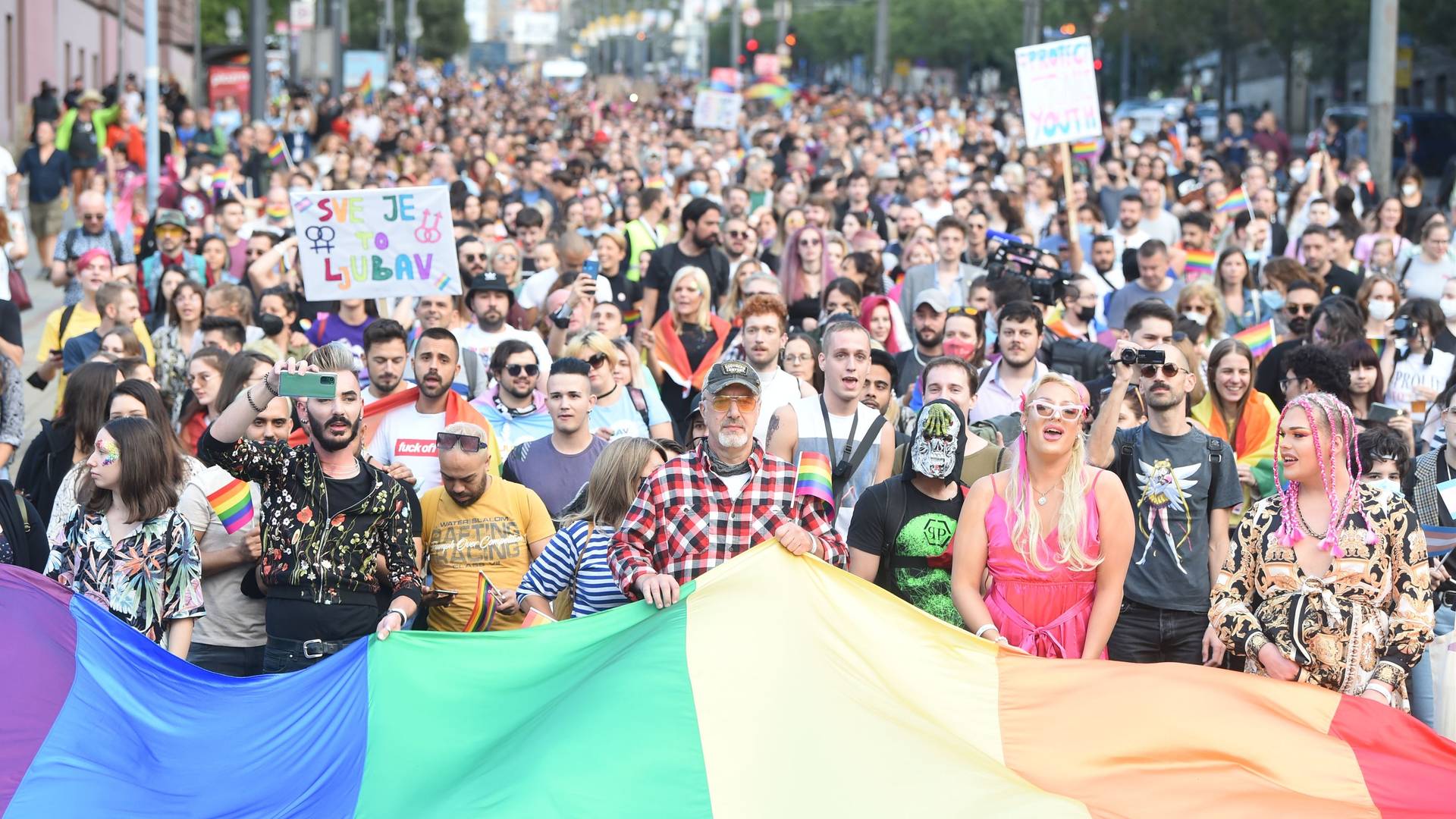 Ljubav je zakon - više hiljada ljudi na beogradskoj Paradi ponosa