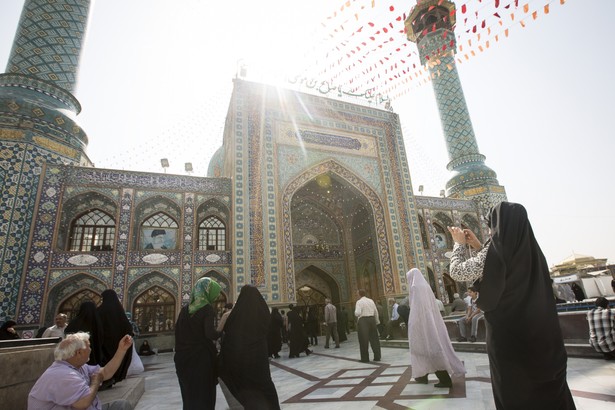 Turyści przed meczetem Emamzade w Teheranie. Iran, 23.08.2015