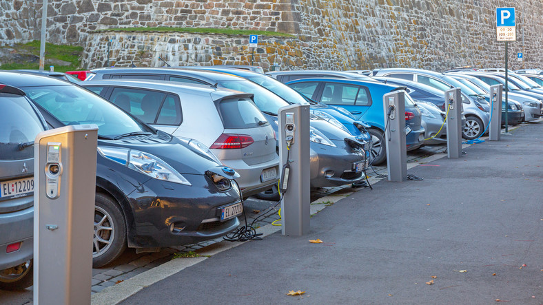 W Norwegii ponad 80 proc. rejestracji nowych aut stanowią auta elektryczne. To m.in. efekt regulacji podatkowych uwzględniających emisję CO2.