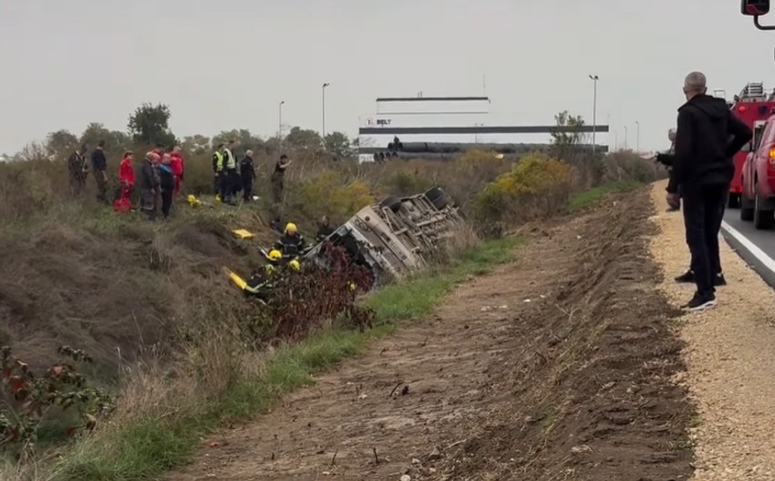 Teška saobraćajna nesreća kod Sremske Mitrovice: Autobus pun putnika sleteo u jarak