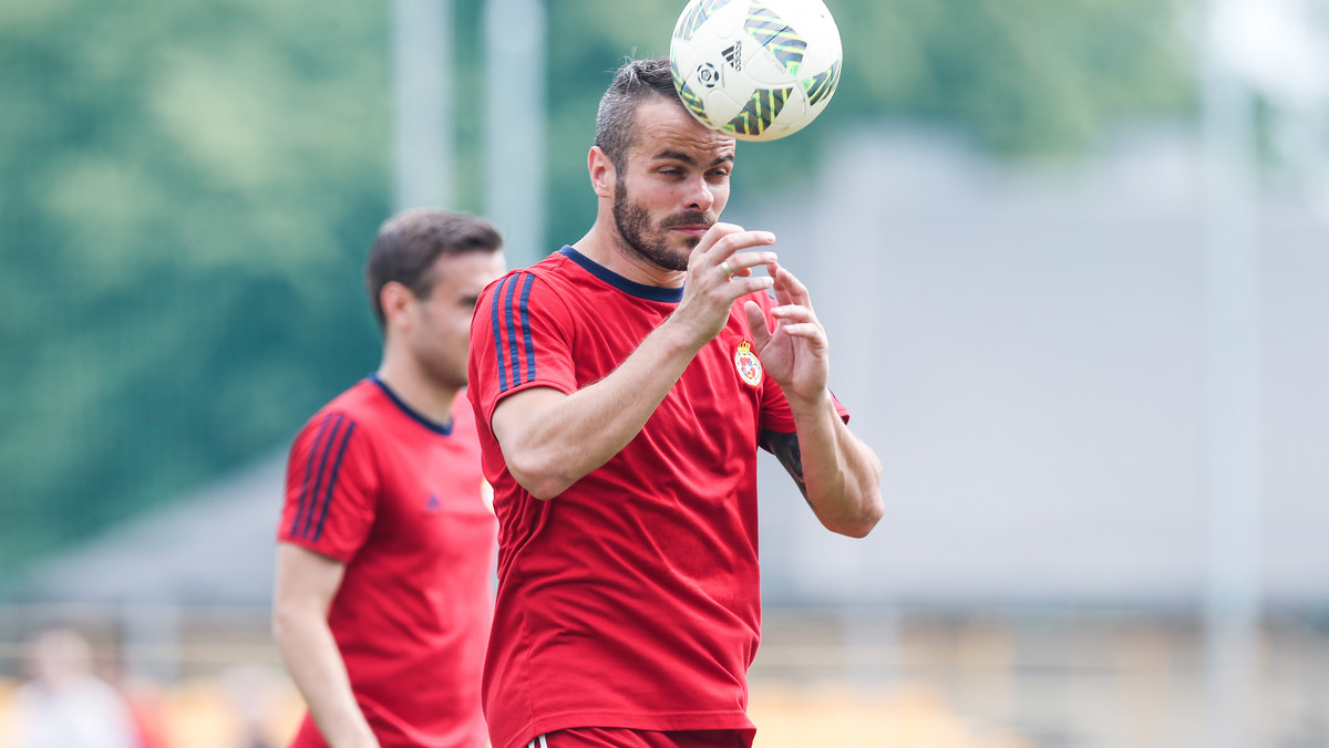 Ekstraklasowi piłkarze Wisły Kraków pokonali w Myślenicach w sparingu pierwszoligowe Zagłębie Sosnowiec 3:1 (1:0).