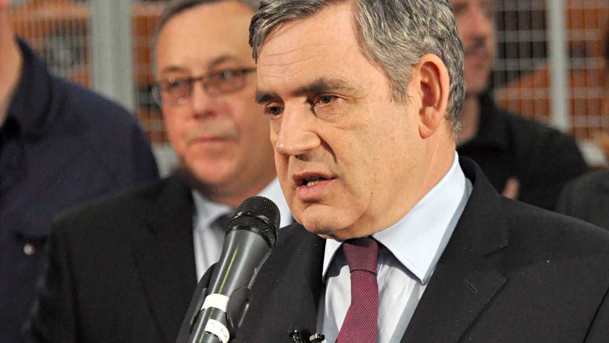 Premier Wielkiej Brytanii Gordon Brown przez 45 minut bezskutecznie przepraszał 65-letnią Gillian Duffy, którą po spotkaniu z wyborcami nazwał bigotką - podaje serwis newsru.com