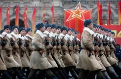 Rosjanie uczcili klęskę Hitlera. W starym komunistycznym stylu