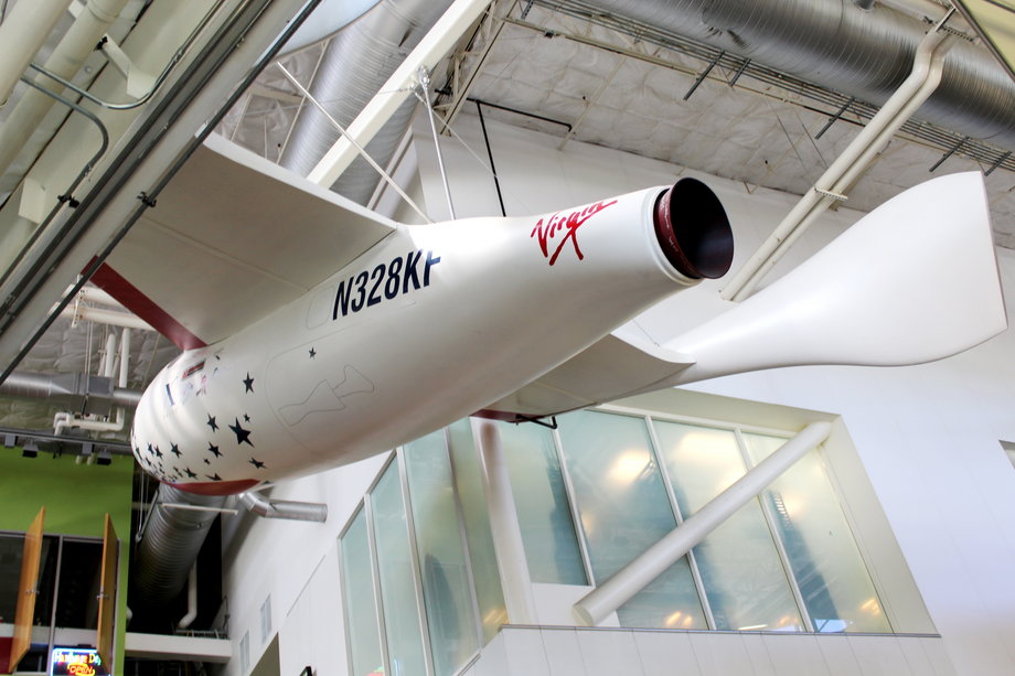 A to replika statku kosmicznego SpaceShipOne 