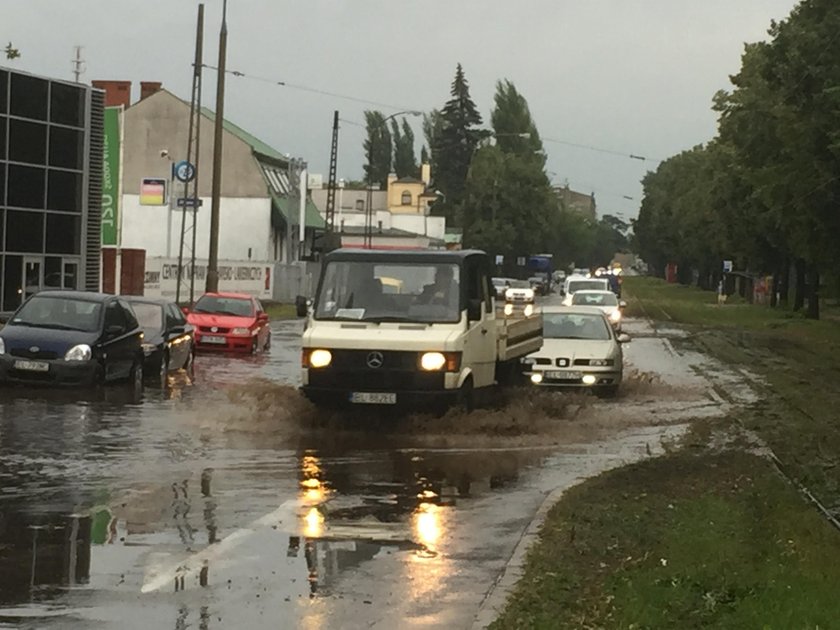 Krajobraz po nawałnicy w Łodzi. Powalone drzewa, zalane ulice...