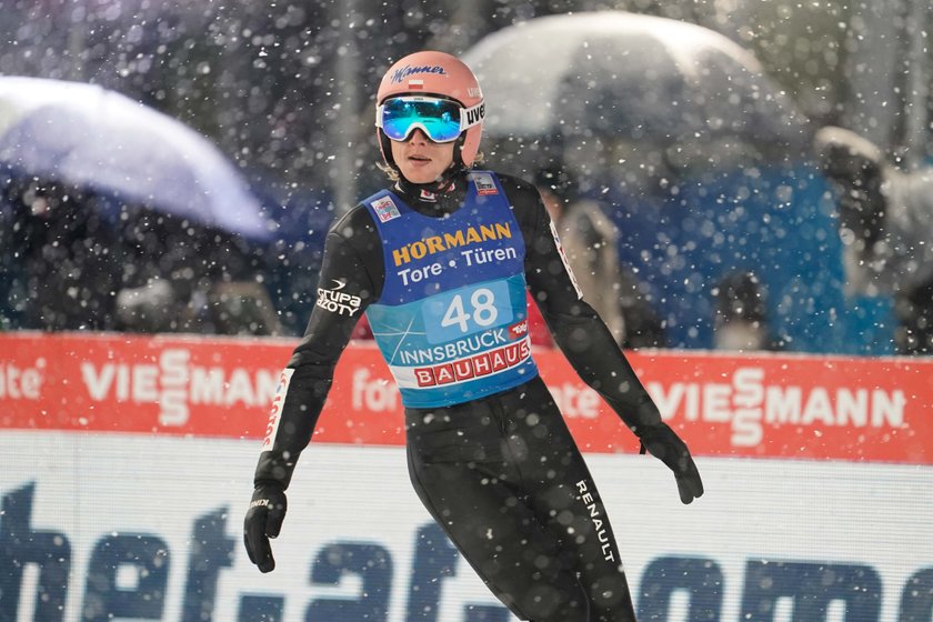 Po pierwszej serii Piotr Żyła (35 l.), Andrzej Stękała (27 l.), Paweł Wąsek (23 l.) i Kubacki, zajmowali czwarte miejsce, tracąc niewiele do podium. 