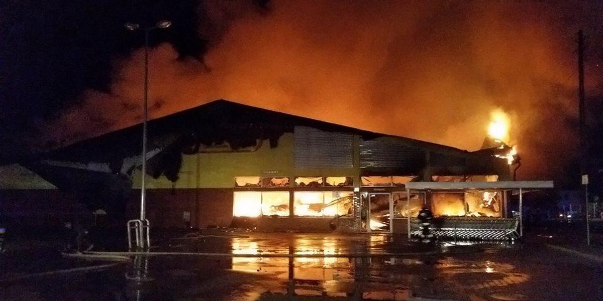 Gigantyczny pożar w Ostrowcu Świętokrzyskim. Spłonął supermarket