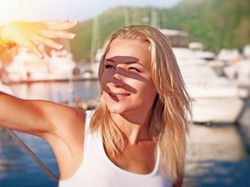 Ciemne okulary to nie wszystko! Ważne zasady letniego dbania o oczy