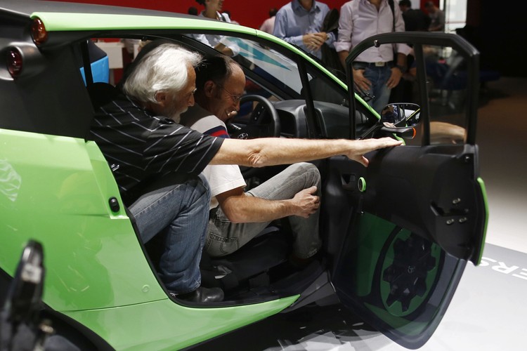 Cechą charakterystyczną Toyoty i-Road jest tandemowe układ siedzeń, co oznacza, że zarówno kierowca jak i jedyny mieszczący się w pojeździe pasażer siedzą dokładnie za kierowcą.