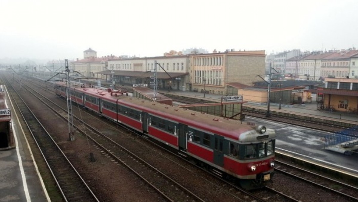 Przewozy Regionalne częściowo wznawiają komunikację kolejową na linii Rzeszów-Jasło. Z powodu remontu torów szynobusy nie kursowały przez pięć miesięcy. Teraz mają docierać z Rzeszowa do Przybówki, a stamtąd do Jasła i Zagórza pasażerów będą zabierać autobusy komunikacji zastępczej. Taka sytuacja może potrwać do końca października, wtedy planowane jest zakończenie prac.