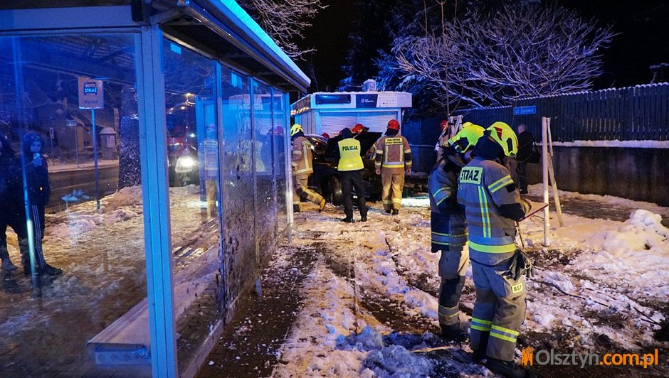 Wjechała z impetem w kiosk firmy ubezpieczeniowej w Gutkowie 