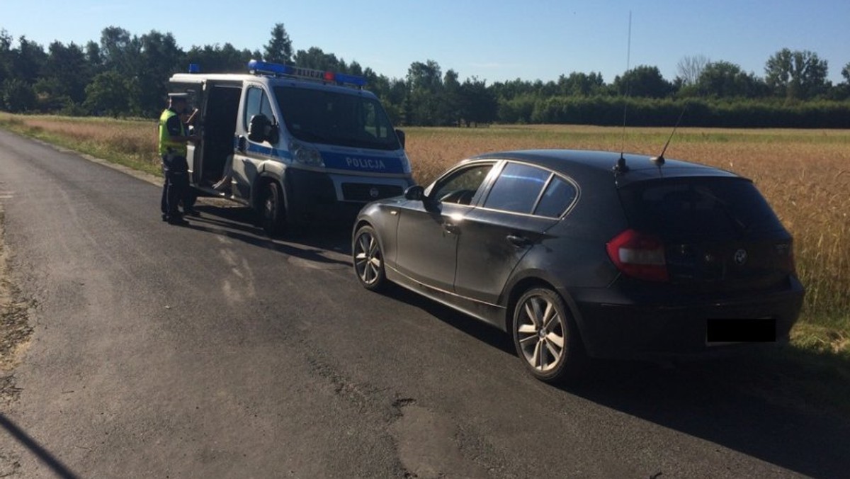 Policjanci zatrzymali łodziankę, która mając blisko półtora promila alkoholu w organizmie, przewoziła samochodem dwoje dzieci - cztero i pięcioletnie. Matka trafiła do policyjnego aresztu, grozi jej do dwóch lat więzienia.