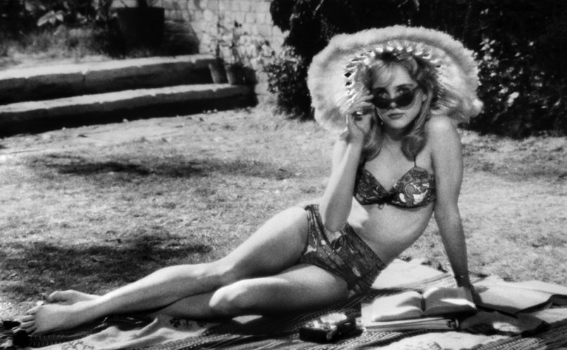 Otwierająca kolekcję "Lolita" miała być ekwiwalentem literackiej frazy Nabokova. To się nie udało, kino nie mogło zastąpić literatury, zwłaszcza jeżeli był to tekst na poziomie "Lolity", ale też kino Kubricka zaczęło wtedy operować własnym językiem. "Lolita" na początku lat sześćdziesiątych pokazała, że kino to także mała dziewczynka z diastemą, w szerokim kapeluszu, z grzesznie wydętymi wargami. Film jest perwersją