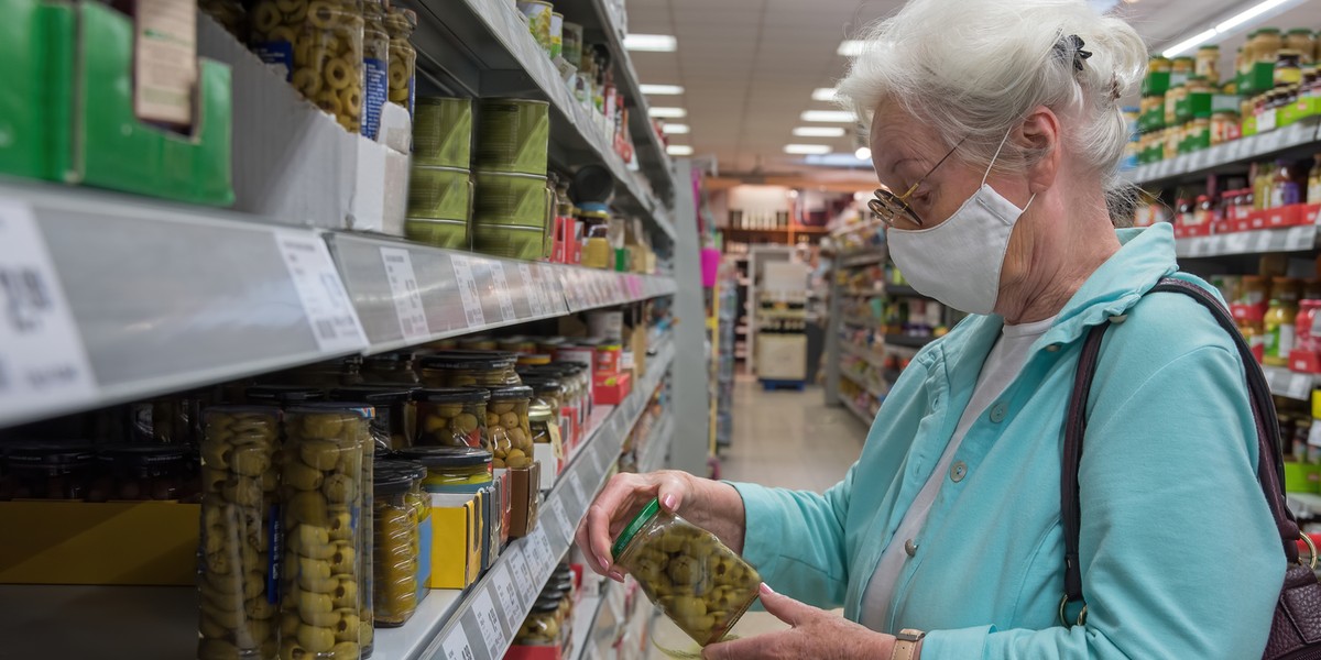 Seniorzy nie korzystają masowo z godzin dla seniorów, bo sklepy w godzinach 10-12 świecą pustkami. BCC proponuje wygospodarowanie specjalnej kasy, a nie zamykanie dla innych całych sklepów.