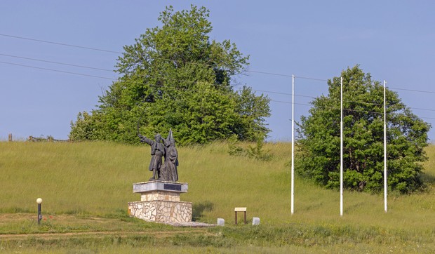 Hit destinacija u Srbiji na sat od Beograda: Turiste privlači priča o misterioznom drvetu