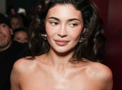 Kylie Jenner diametralnie zmieniła fryzurę. Teraz wygląda jak własna matka [FOTO]