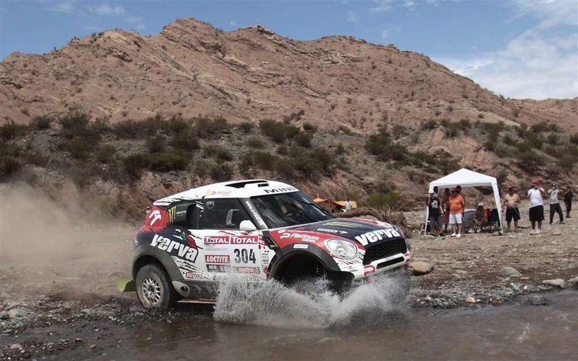 Krzysztof Hołowczyc znakomicie jedzie w Rajdzie Dakar 2012 w swoim Mini