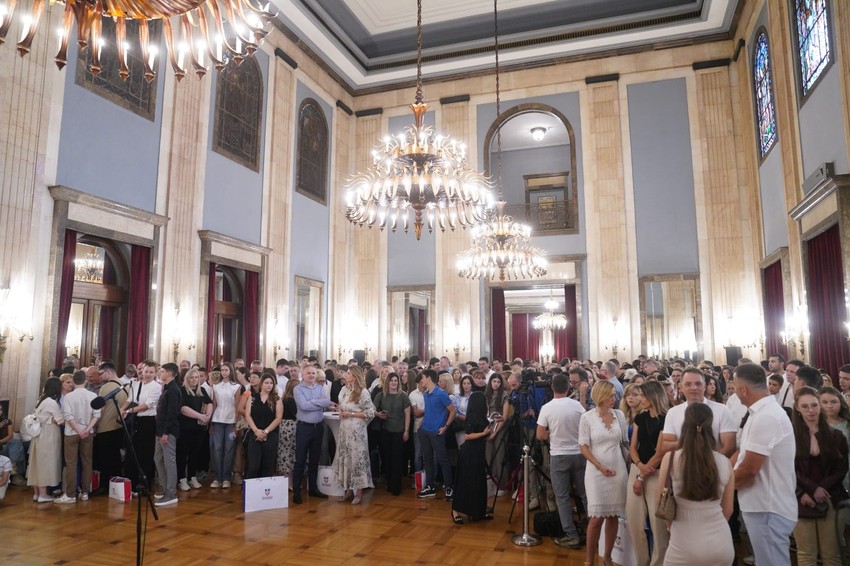  Aleksandar Šapić uručio  nagrade učenicima generacije