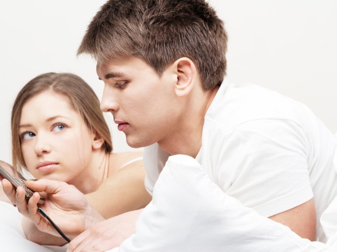 Mężczyzna korzystający z telefonu komórkowego zaraz po stosunku